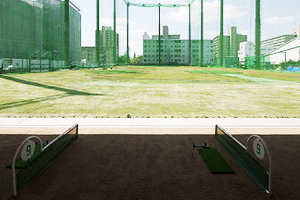 イーグルゴルフ今福校（今福阪奈ゴルフガーデン）の練習場からの景観
