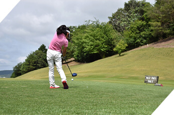 大阪のゴルフスクール「イーグルゴルフ」のジュニアレッスン風景