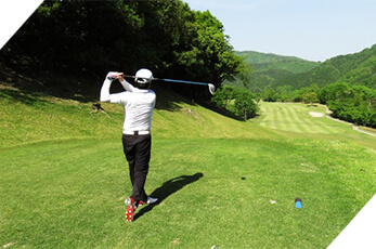大阪のゴルフスクール「イーグルゴルフ」のラウンドレッスン風景